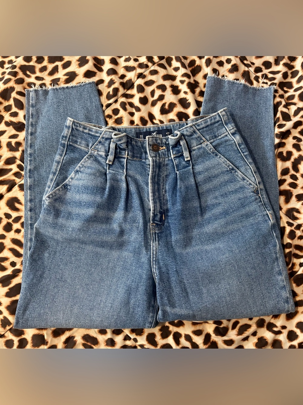 ✨Hollister Ultra High-Rise Mom Jeans✨